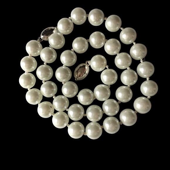 Bright pearlescent glass pearl necklace, magnetic clasp - Picture 1 of 7